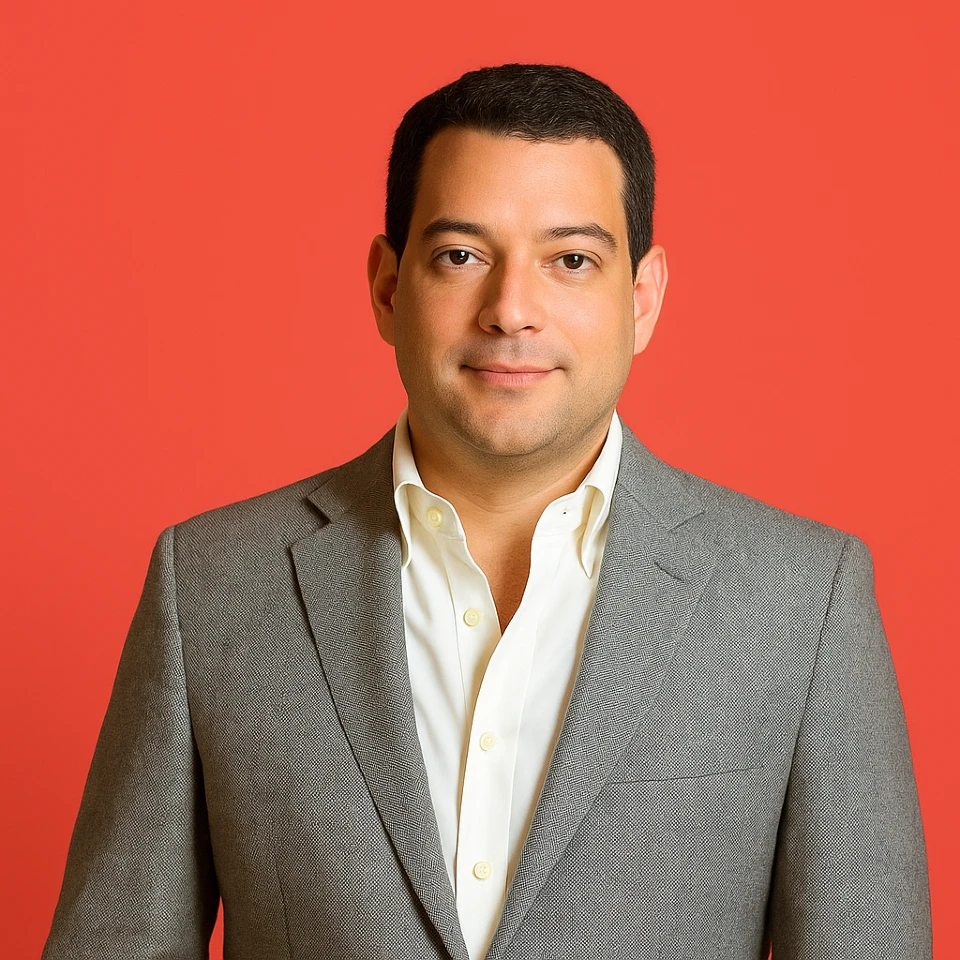 Carlos Navarro, Asociado @ Quantum — Corredores y Asesores de Seguros en República Dominicana
